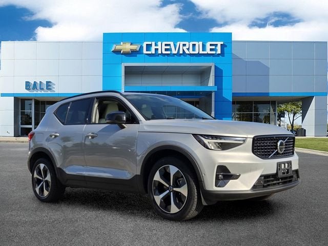 2023 Volvo XC40 Ultimate Dark Theme in Gray — front three-quarter view